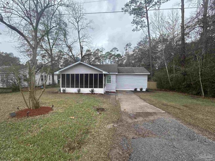 Property Photo: 309 Homeland Ave FL 32533