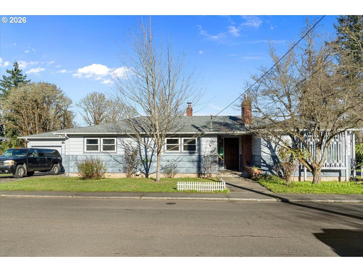 Property Photo:  760 SE Birch St  OR 97386 