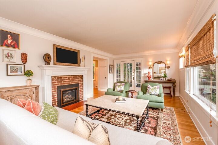 Property Photo:  106 NE 46th Street  WA 98105 