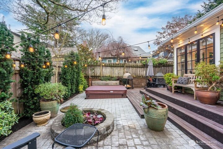 Property Photo:  106 NE 46th Street  WA 98105 