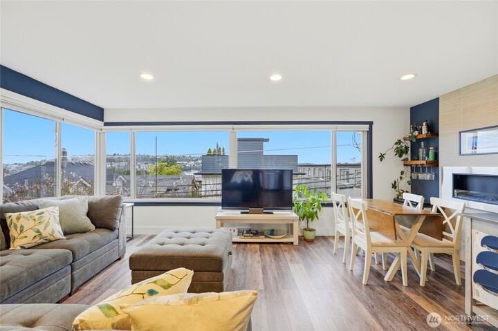 Property Photo:  2703  Boylston Avenue E 101  WA 98102 