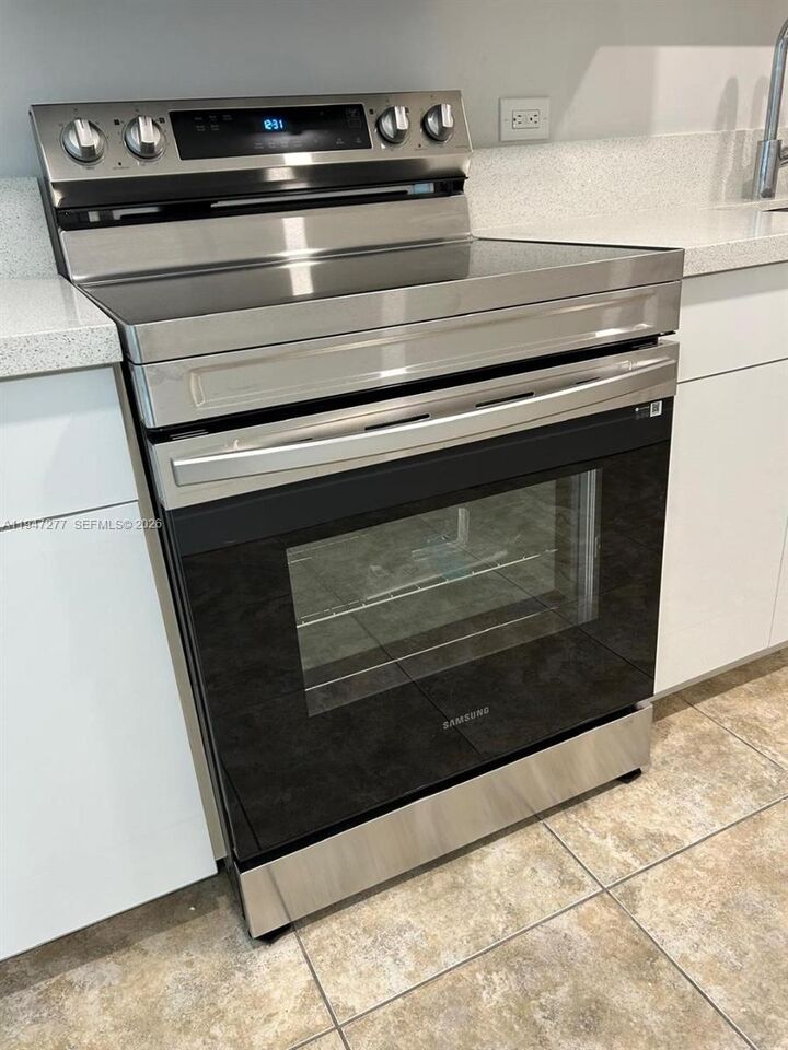 Property Photo: 7501 E Treasure Dr 5R FL 33141