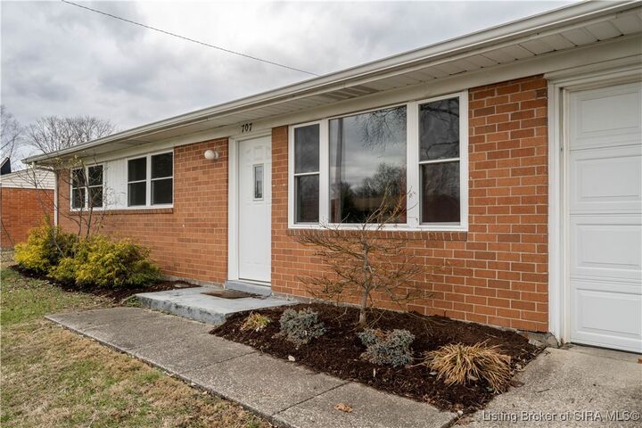 Property Photo:  707 Spicewood Drive  IN 47129 
