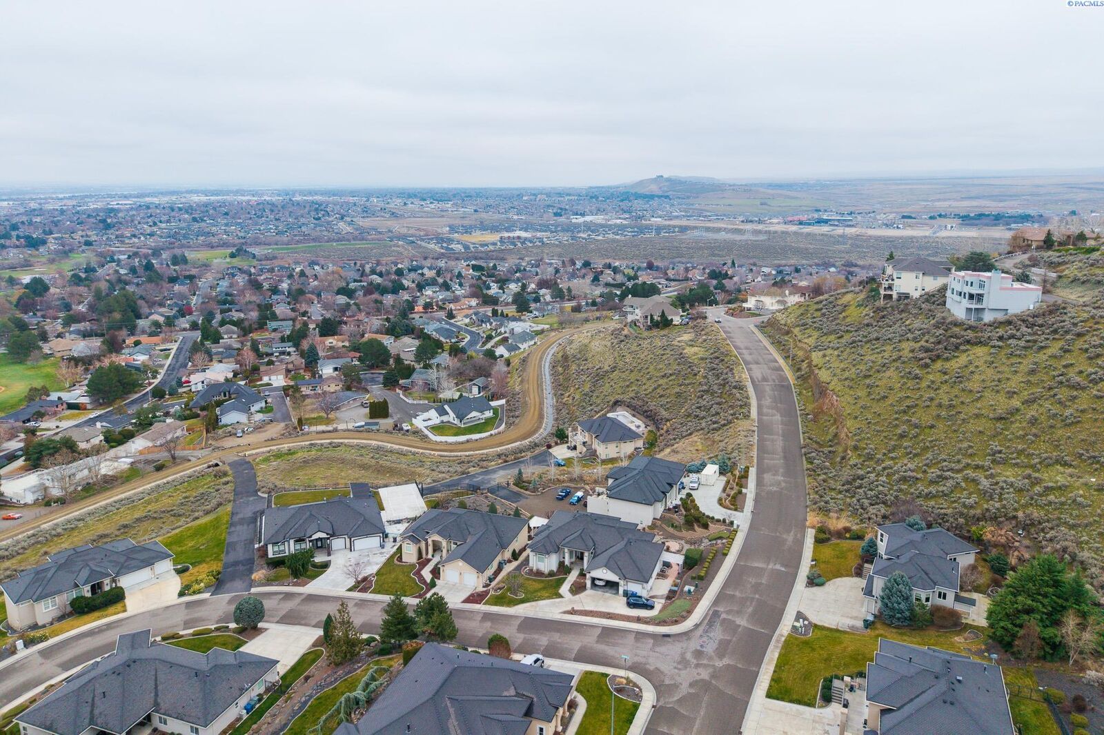 Property Photo: 200 Meadow Hills Dr WA 99352