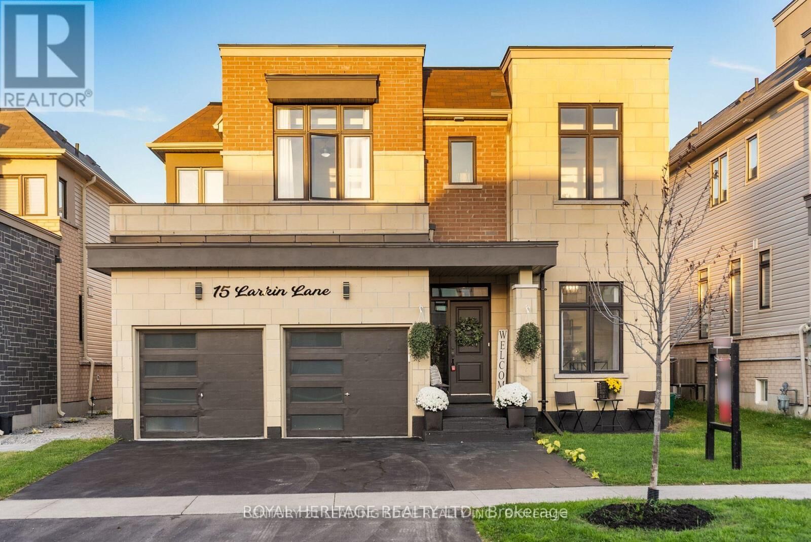 Photo de la propriété:  15 Larkin Lane  ON L1C 4A7 