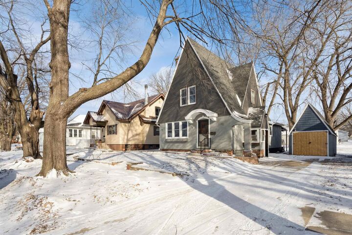 Property Photo:  309 3rd Ave SE  IA 50662 