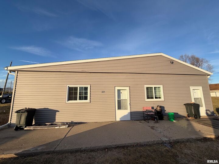 Property Photo:  301 W Holly Drive  IL 61571 
