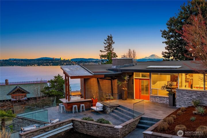 Property Photo:  5323 NE 42nd Street  WA 98105 