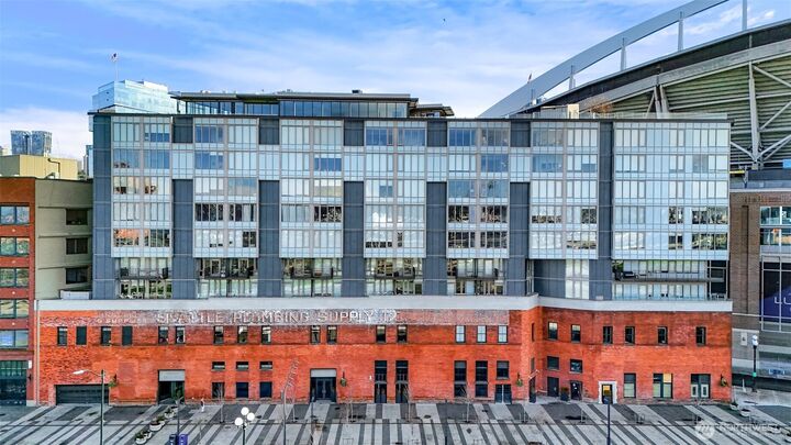 Property Photo:  590  1st Avenue S 810  WA 98104 