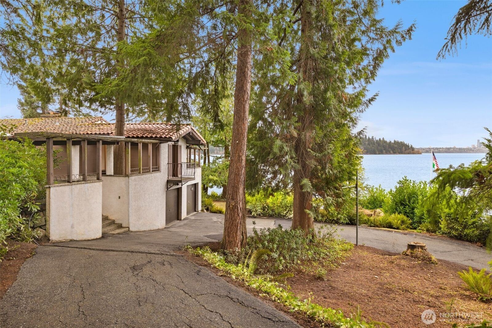 Property Photo:  5265  West Mercer Way  WA 98040 