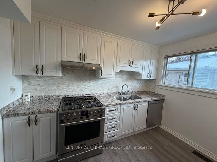 Photo de la propriété:  231 Blue Grass Boulevard  ON L4C 3H1 