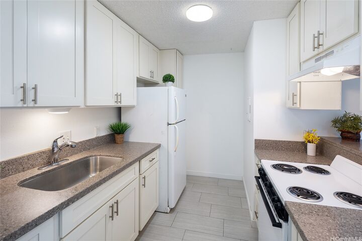 Property Photo:  3721 Kanaina Avenue 305  HI 96815 