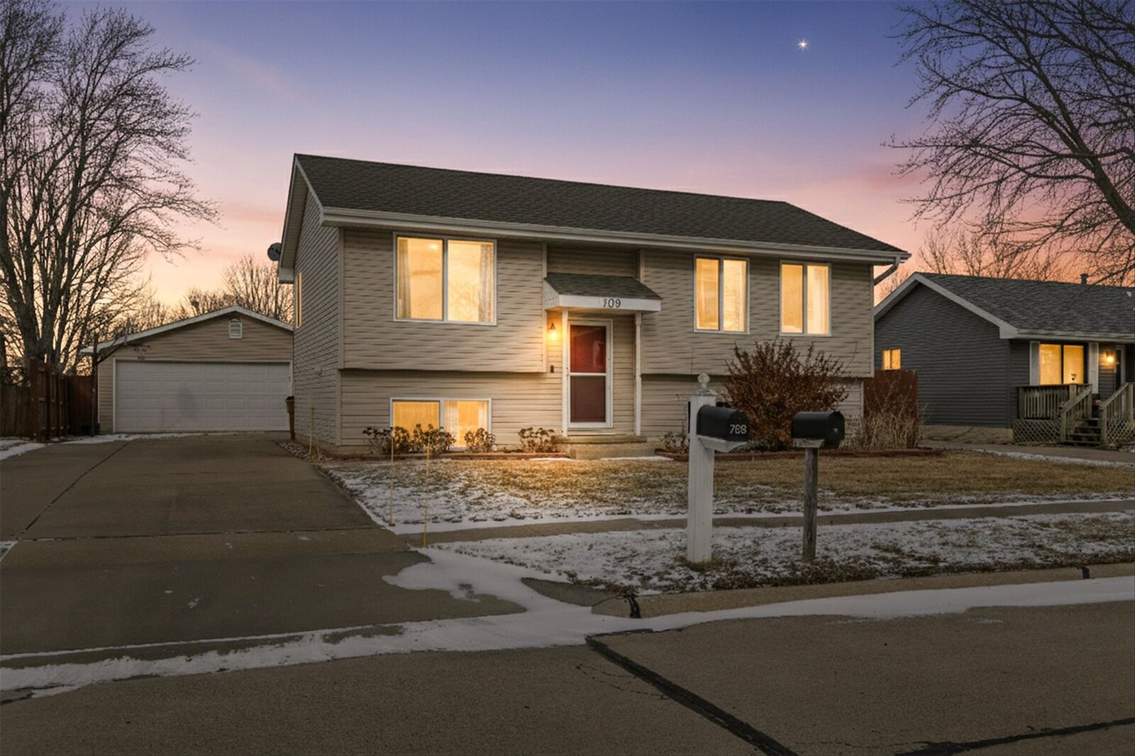 Property Photo:  709 NE 9th Street  IA 50111 