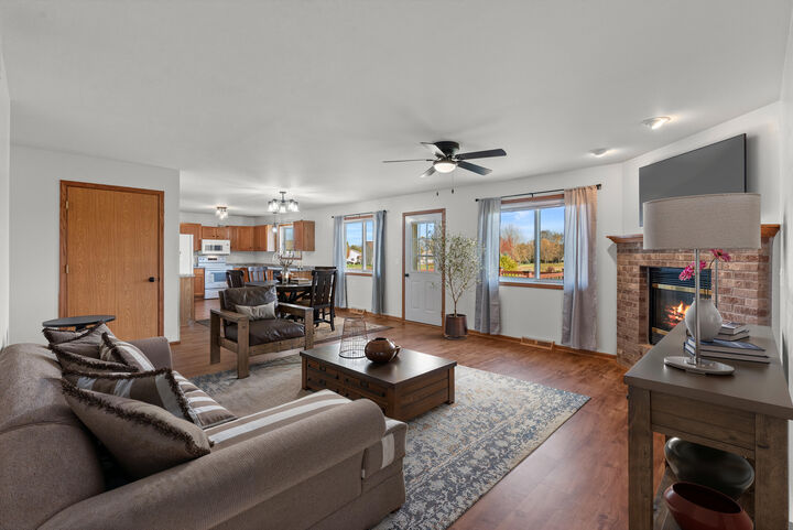 Property Photo:  836 Tower Dr  WI 53027 