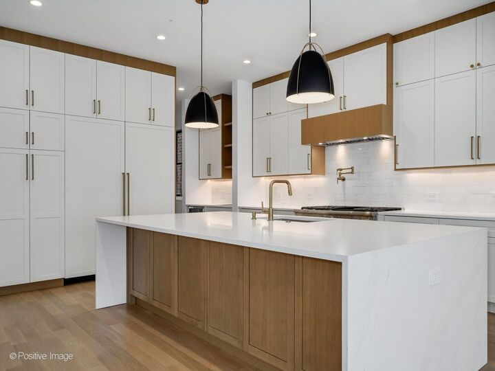 Property Photo:  3624 N Leavitt Street  IL 60618 