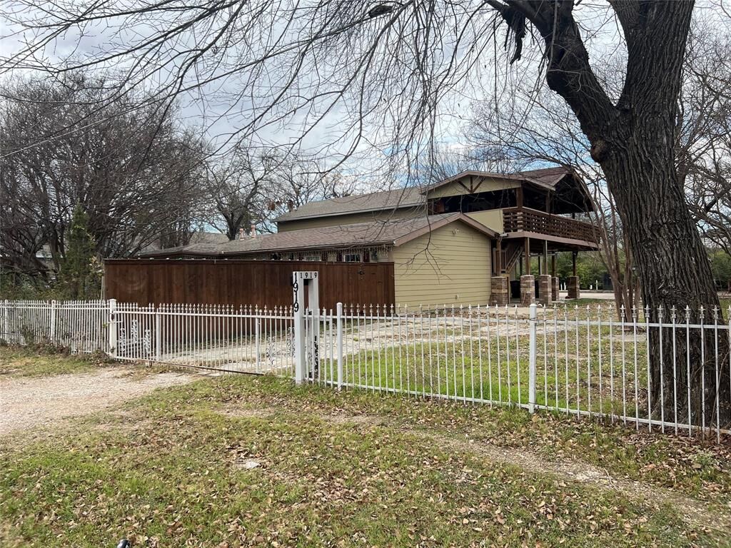 Property Photo: 1919 Muncie Avenue TX 75212