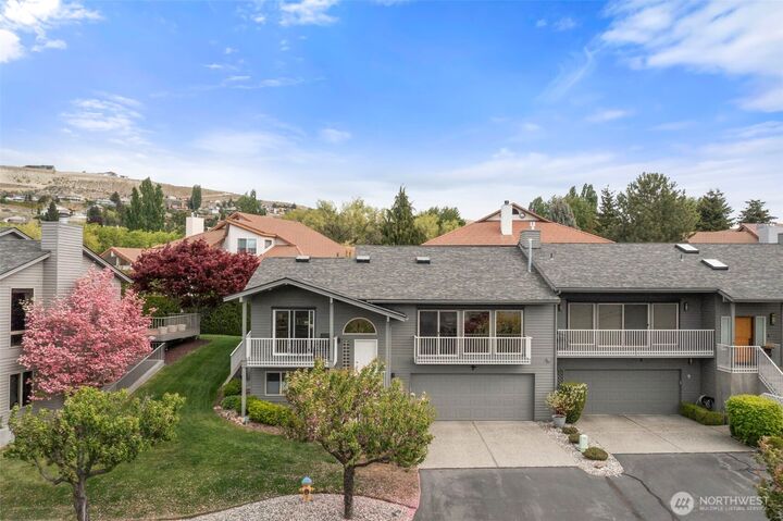 Property Photo:  351  19th Street NE 10  WA 98802 