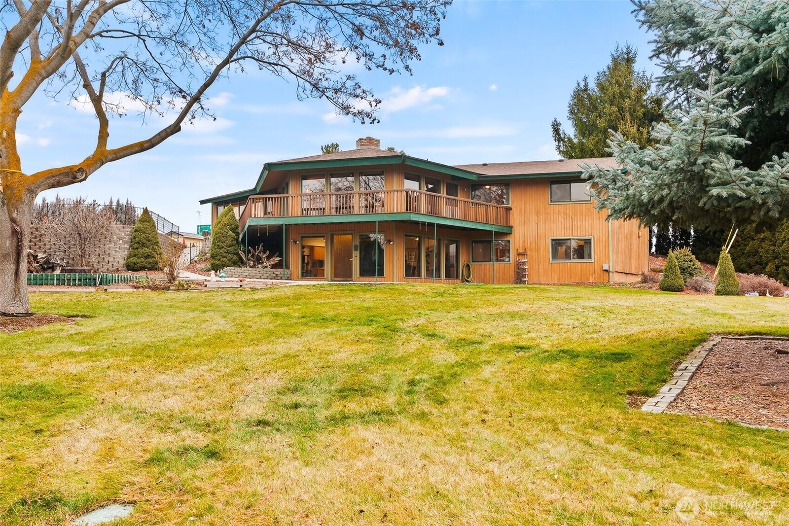 Property Photo:  2550 E Selah Road  WA 98901 