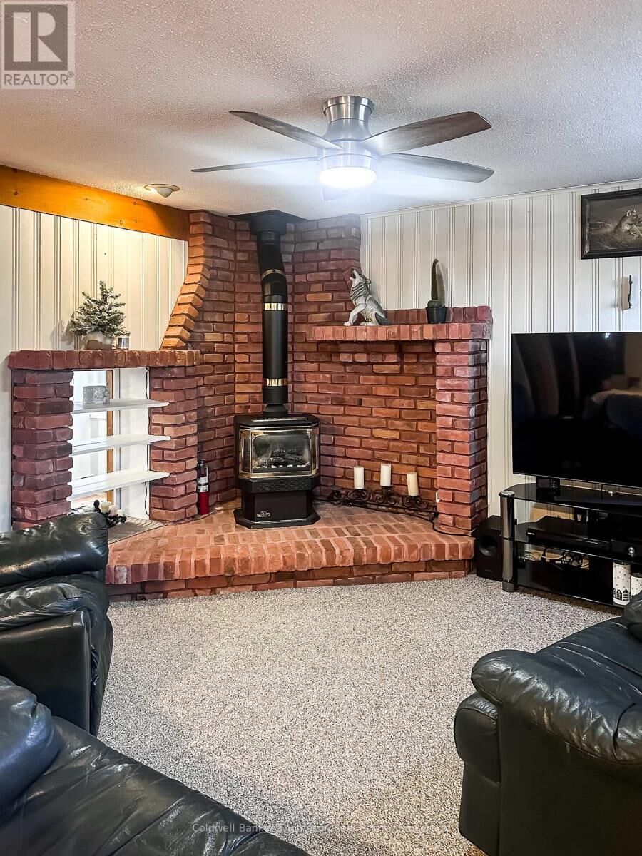 Property Photo:  31 King Crescent 2  ON P1H 1X6 