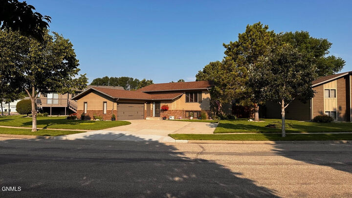 Property Photo: 226 Laredo Drive ND 58504