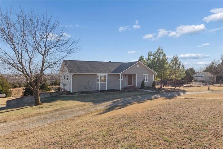 Property Photo:  220 Overlook Drive  KS 67333 