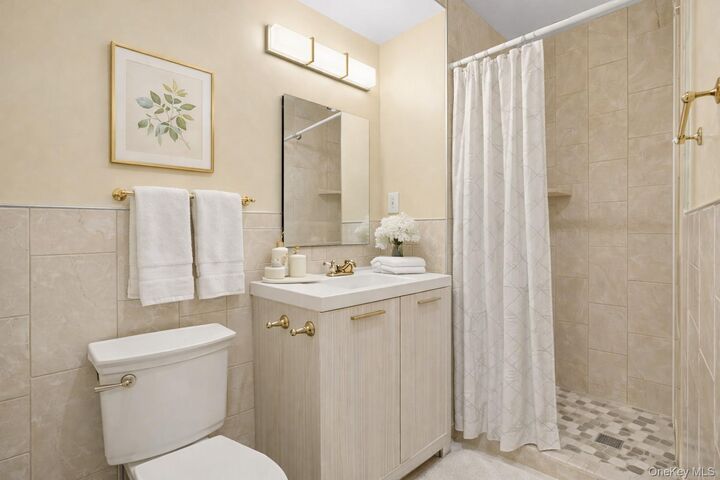 Property Photo:  18 Granada Crescent 13  NY 10603 