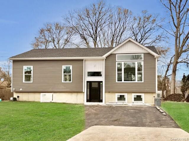 Property Photo:  10 Amarr Drive  NY 11967 