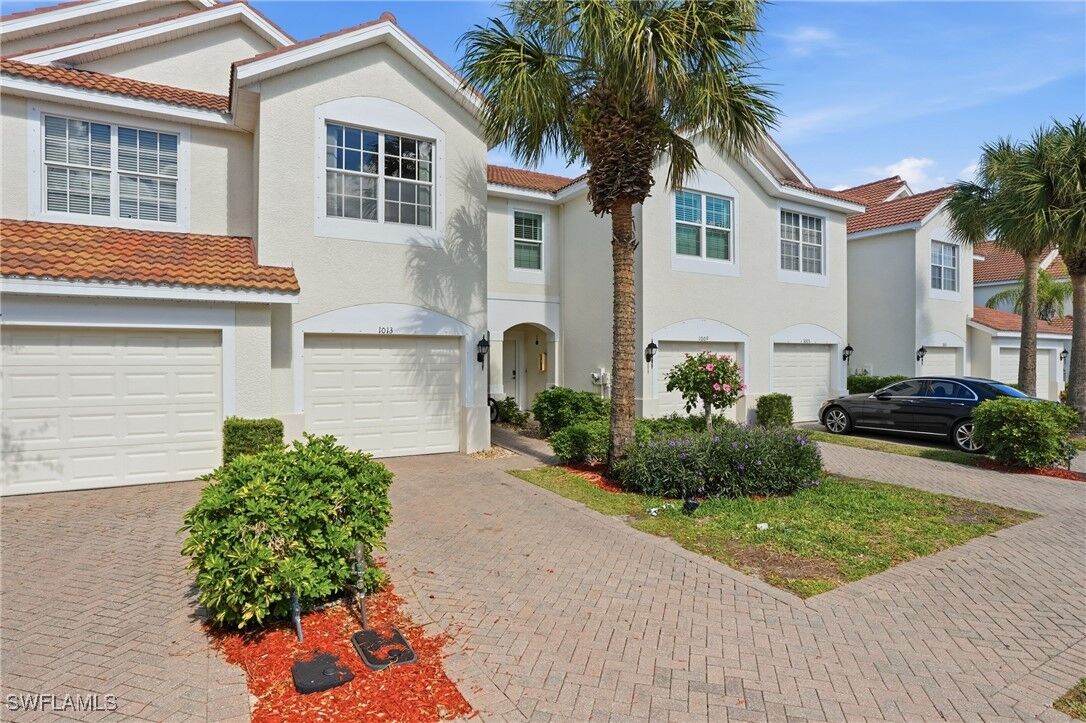 Property Photo: 1013 Hampton Circle 127 FL 34105