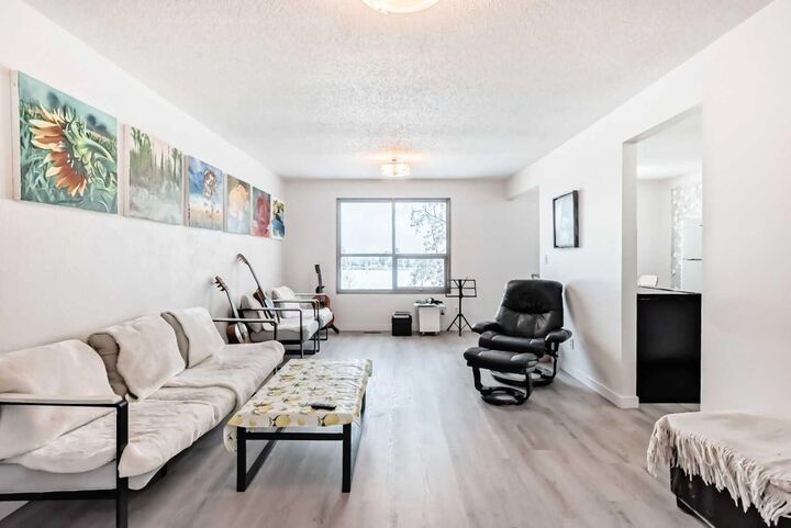 Property Photo:  1011 Canterbury Drive SW 11  AB T2W 2S8 