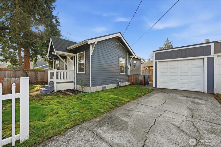 Property Photo:  612  7th Street NW  WA 98371 