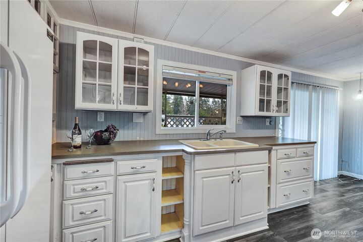 Property Photo: 18425 NE 95th Street 95 WA 98052