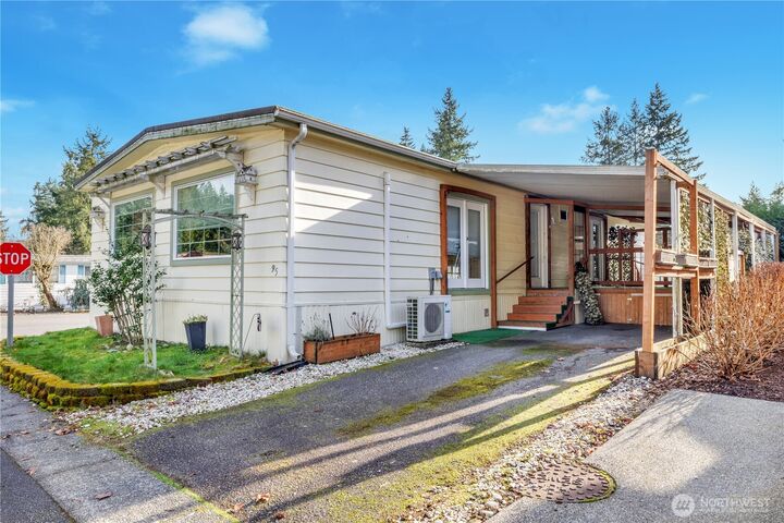 Property Photo:  18425 NE 95th Street 95  WA 98052 