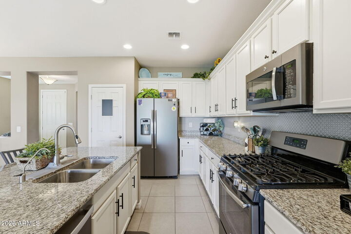 Property Photo:  460 W Honey Locust Avenue  AZ 85140 