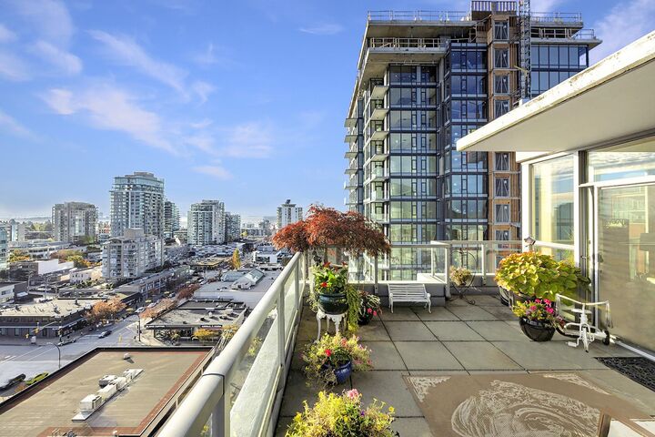 Property Photo:  121 W 16th Street 1702  BC V7M 3P4 