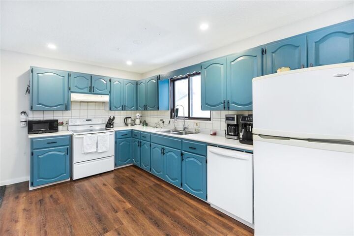 Property Photo: 122 St Alphonse Avenue MB R5H 1H9