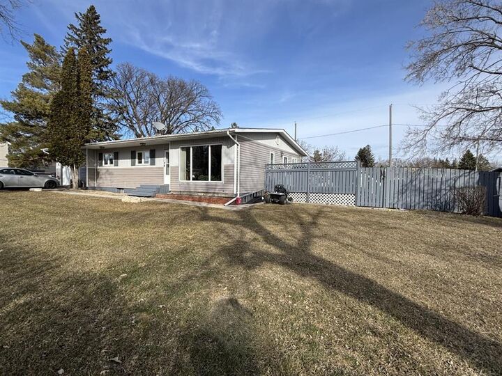 Property Photo:  108 Broadway Avenue  MB R0K 1G0 