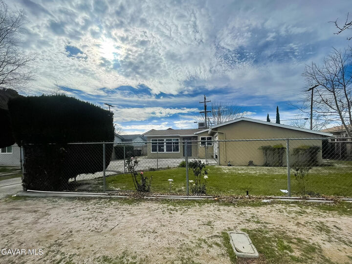 Property Photo:  1560 W Avenue H10  CA 93534 