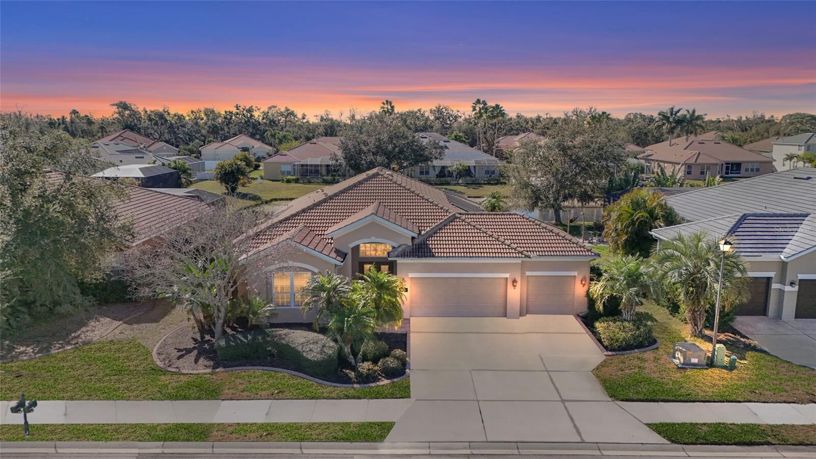 Property Photo:  7810 Arolla Pine Boulevard  FL 34240 