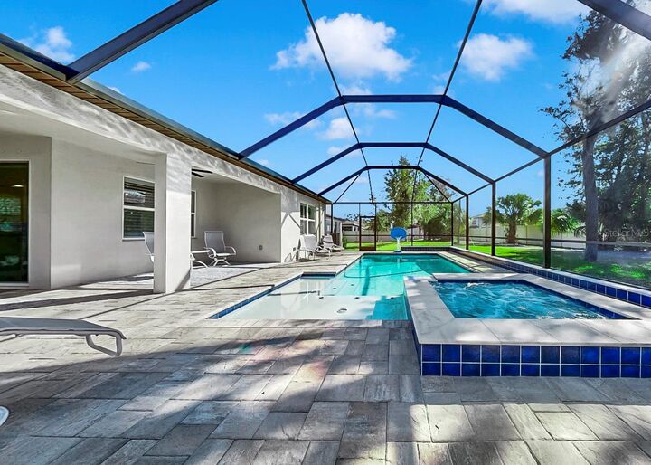 Property Photo:  14115 Hammock Crest Way  FL 33569 