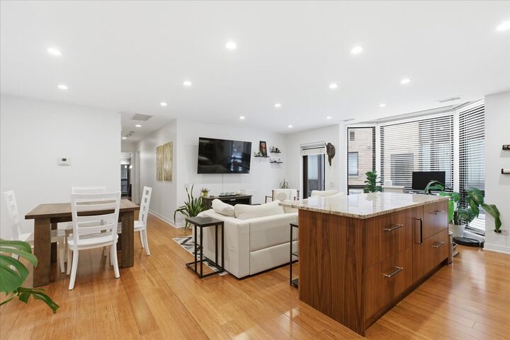 Property Photo:  222 S Racine Avenue 402  IL 60607 