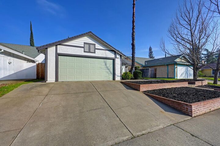 Property Photo: 2611 Stoughton Way CA 95827