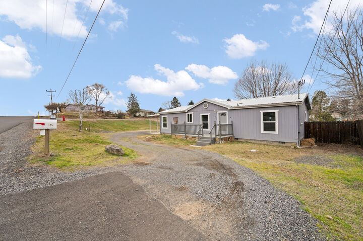 Property Photo:  682 SE 10th Street  OR 97741 