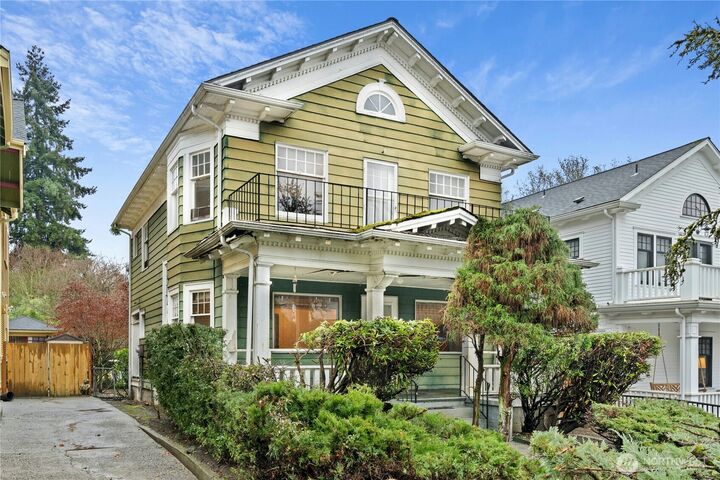 Property Photo:  206  32nd Avenue  WA 98122 