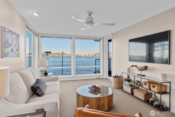 Property Photo:  1005  Harbor Avenue SW 400  WA 98116 