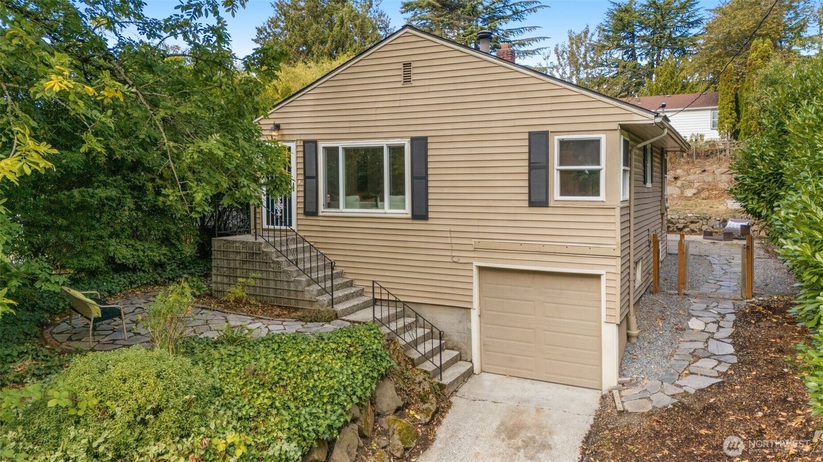 Property Photo:  3928 S Pilgrim St  WA 98118 