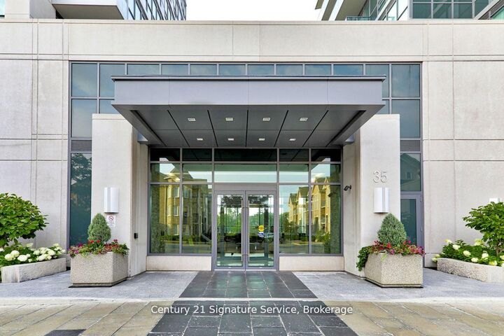 Property Photo:  35 Brian Peck Crescent Ph18  ON M4G 0A5 