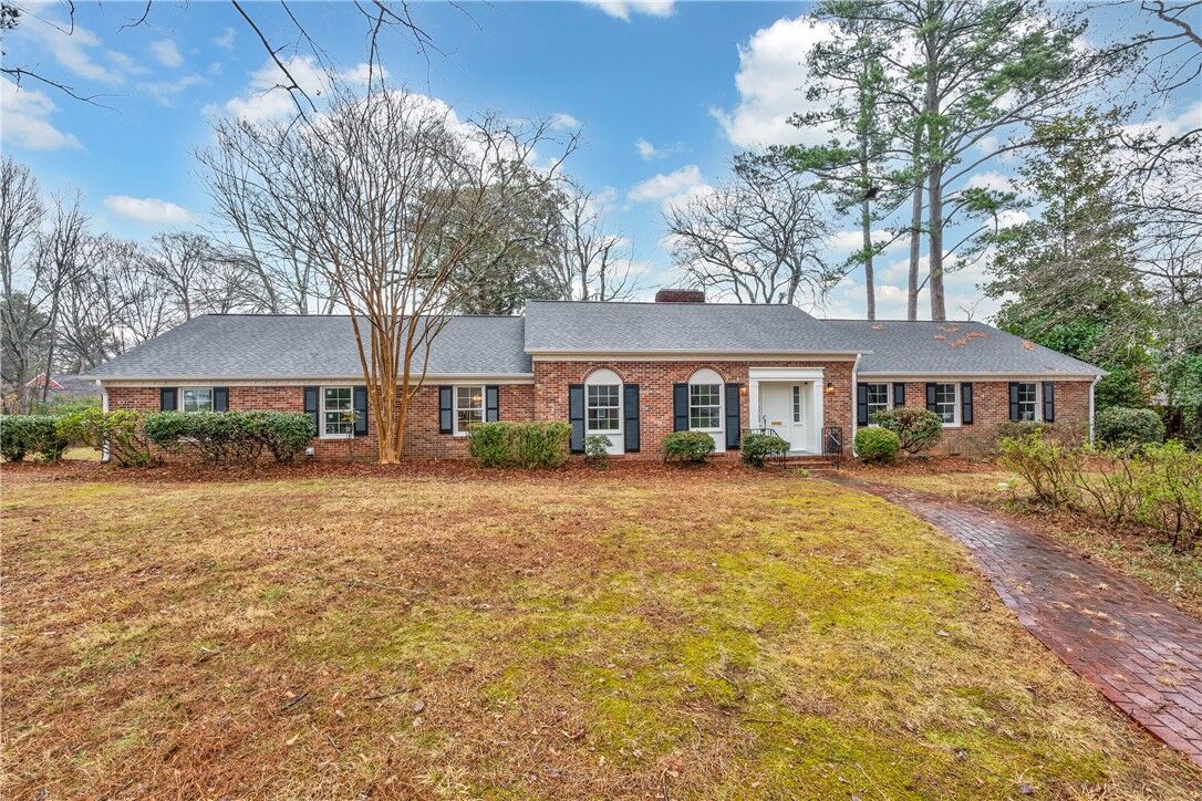 Property Photo:  401 Southway Street  SC 29640 