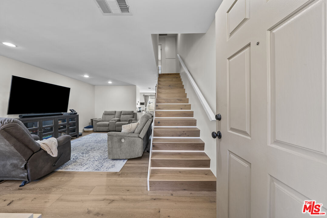 Property Photo:  19124 Hamlin St  CA 91335 