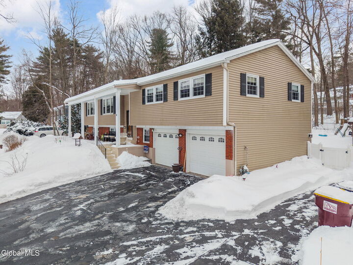 Property Photo:  41 Walden Glen  NY 12019 