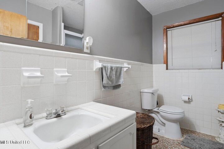 Property Photo: 2208 Popp'S Ferry Road MS 39532